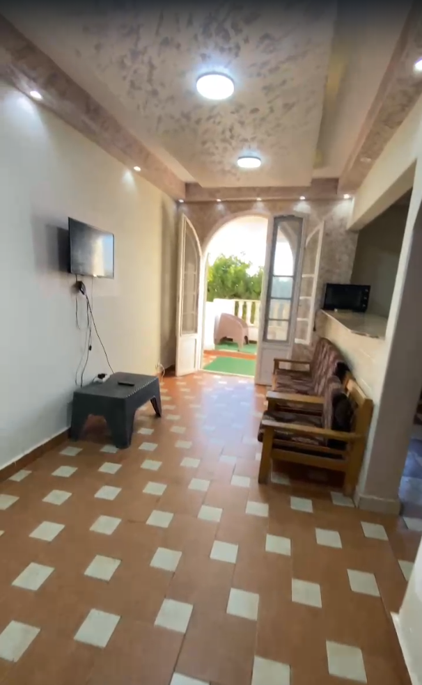 شقة مميزة ٣ غرف دور أول علوي بعد فندق القصرثالث يمين مقابل سوبر مركت السرايا